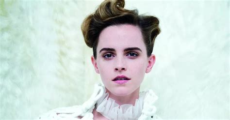 Emma Watson poses TOPLESS and flashes her body。